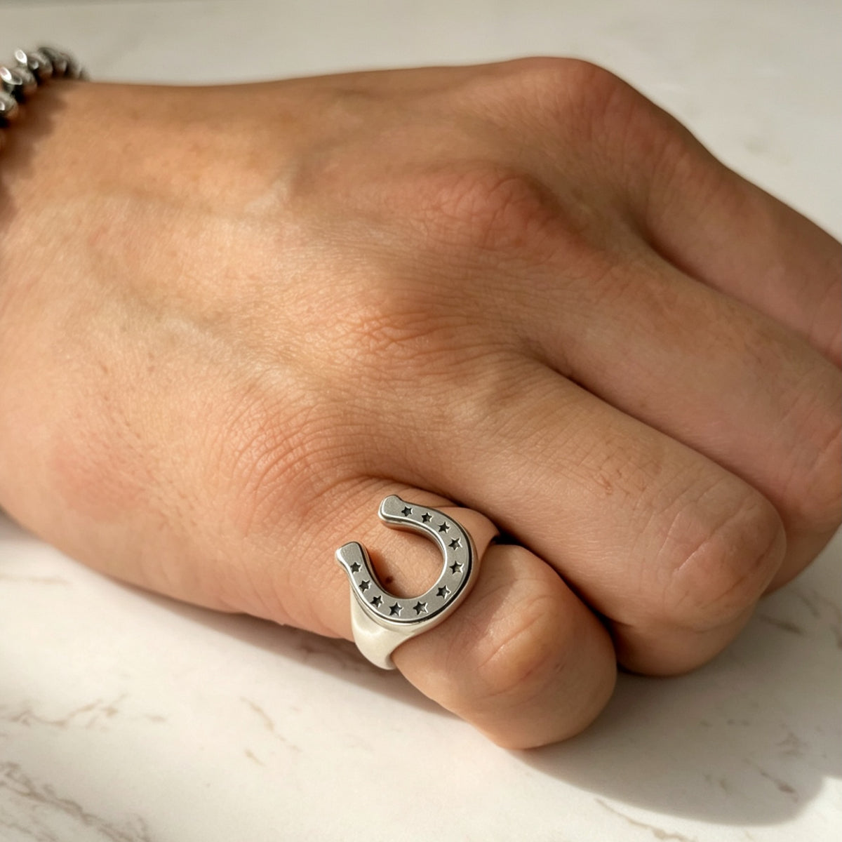 Lucky Horseshoe Signet Ring 幸運星芒馬蹄戒指