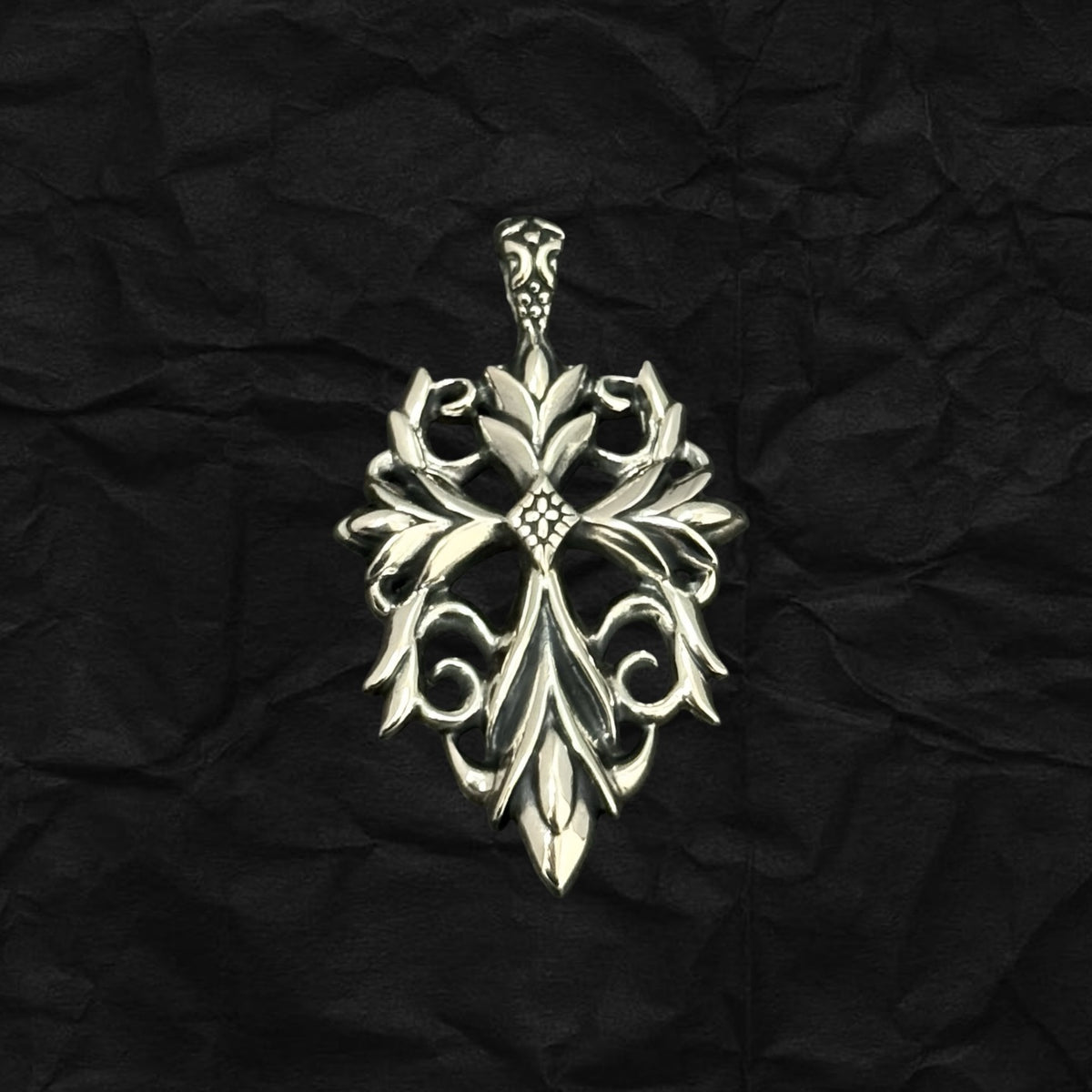 Entwined Vines Cross Pendant 火焰藤蔓十字架吊墜