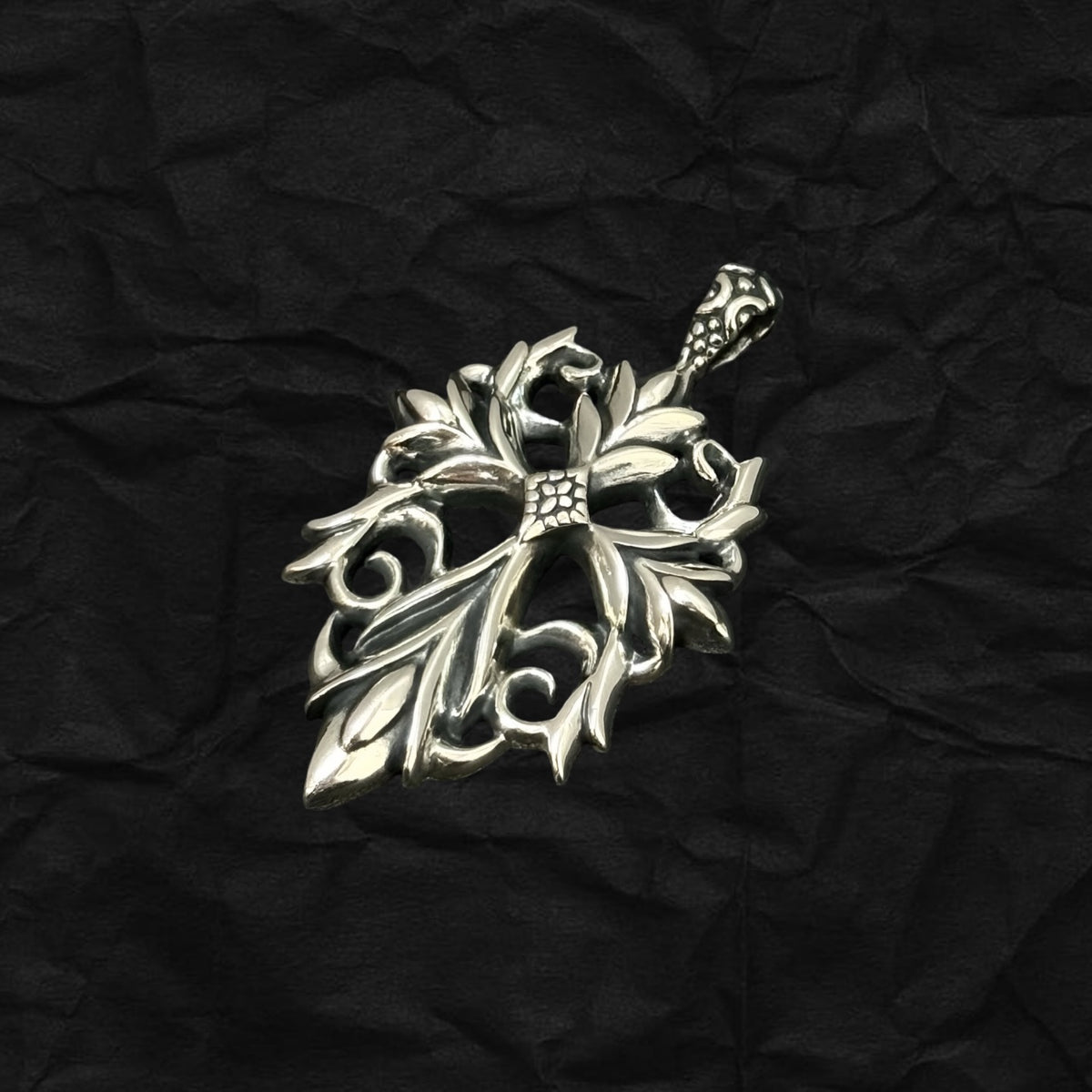 Entwined Vines Cross Pendant 火焰藤蔓十字架吊墜