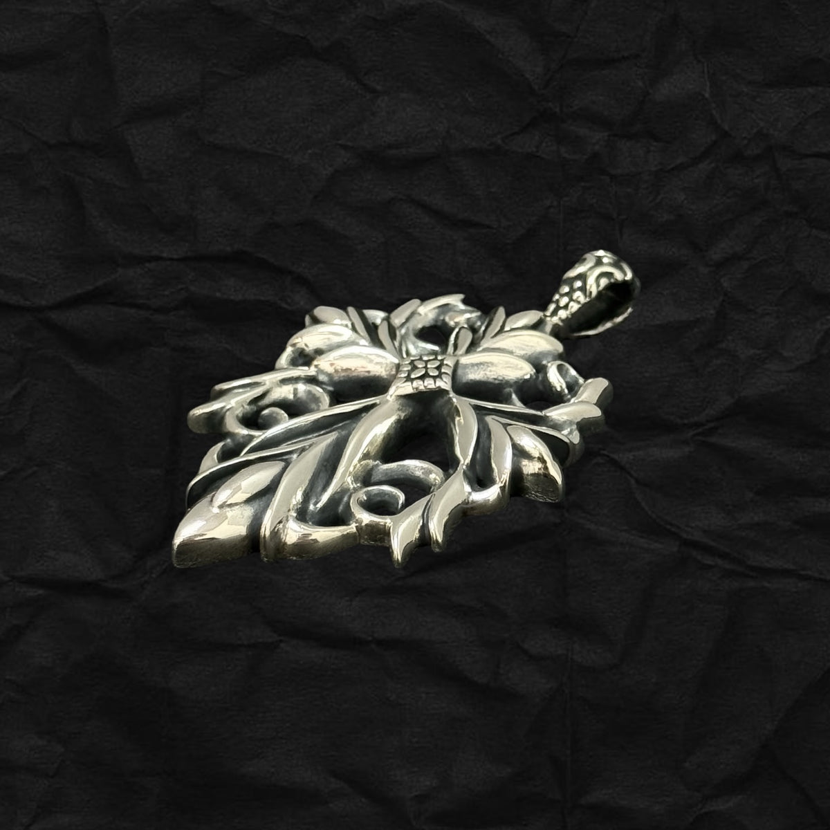 Entwined Vines Cross Pendant 火焰藤蔓十字架吊墜