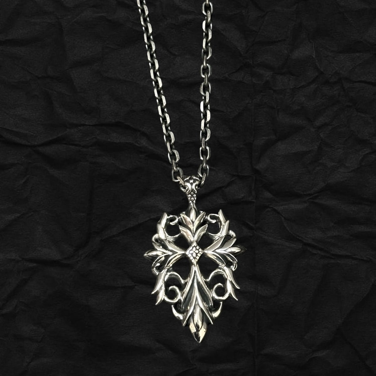 Entwined Vines Cross Pendant 火焰藤蔓十字架吊墜