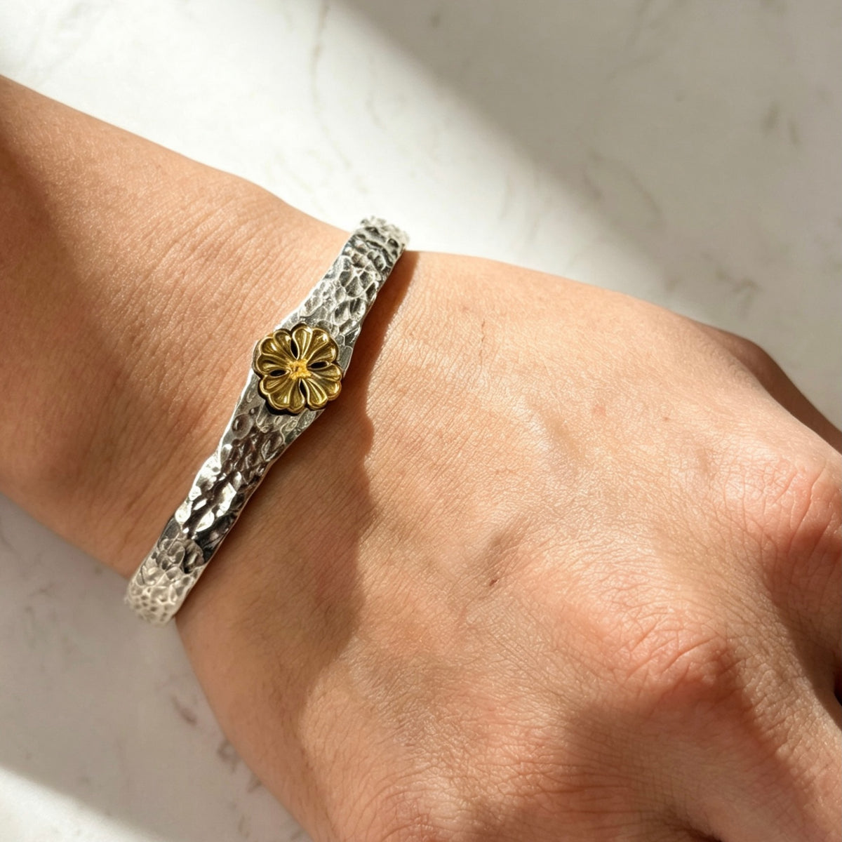 Handmade Flowers Bangle 手工鎚紋金銅雕花手鐲