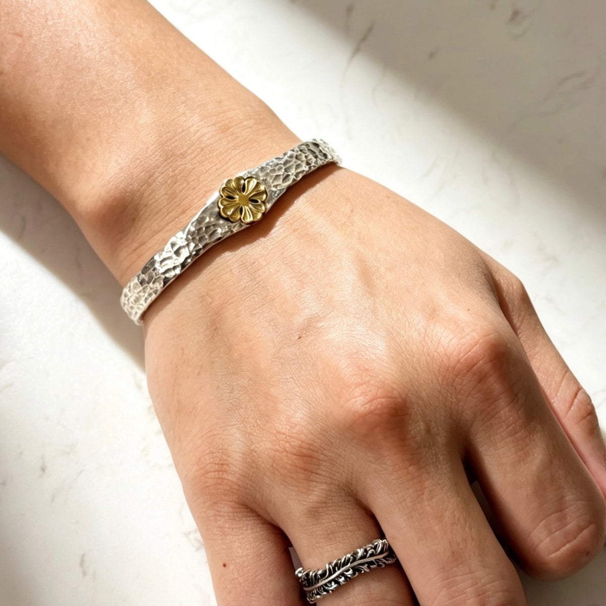 Handmade Flowers Bangle 手工鎚紋金銅雕花手鐲