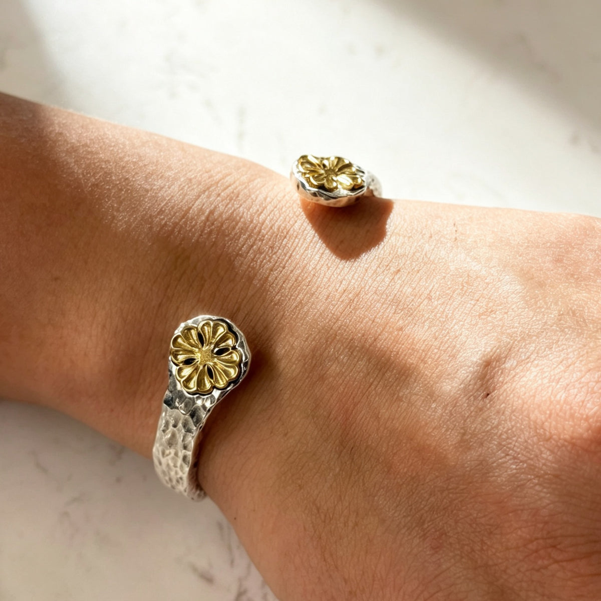Handmade Flowers Bangle 手工鎚紋金銅雕花手鐲