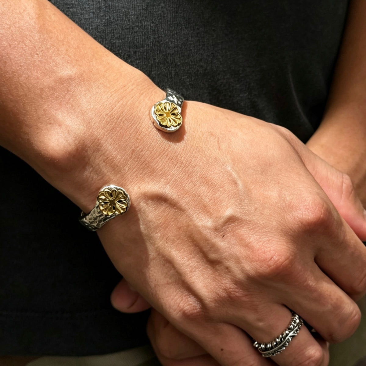 Handmade Flowers Bangle 手工鎚紋金銅雕花手鐲